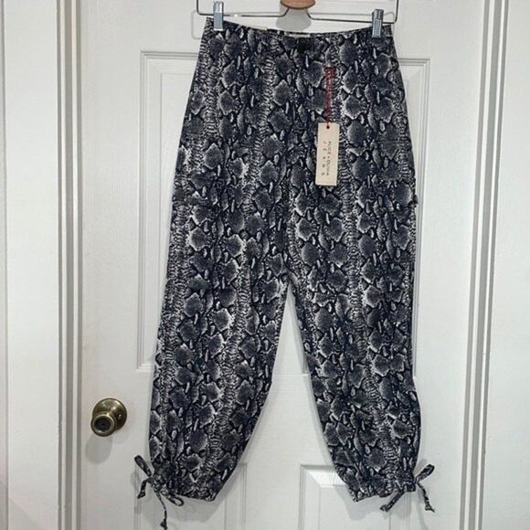 Alice + Olivia Jadon Snake Printed Cargo Pants Size 25 - Picture 4 of 12